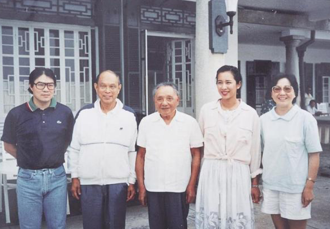 朱玲玲|朱玲玲超霸气，离婚后与霍震霆同框不怯场，合影还搂着婆婆显孝顺