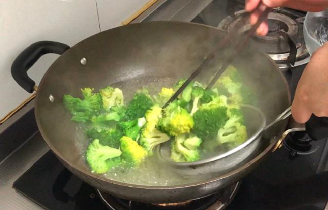 菠菜|4种“焯水后才能吃”的蔬菜，厨师：再懒也不能省去这1步！