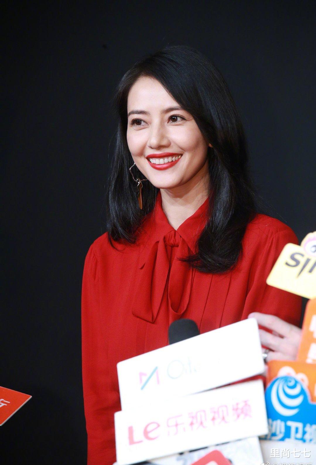 高圆圆|高圆圆生图太年轻，红裙红唇美成焦点，同框小19岁宋祖儿被碾压