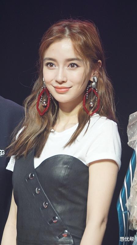 「Angelababy」Angelababy杨颖“黑色皮裙”，打破黑皮裙的“不能穿”规则