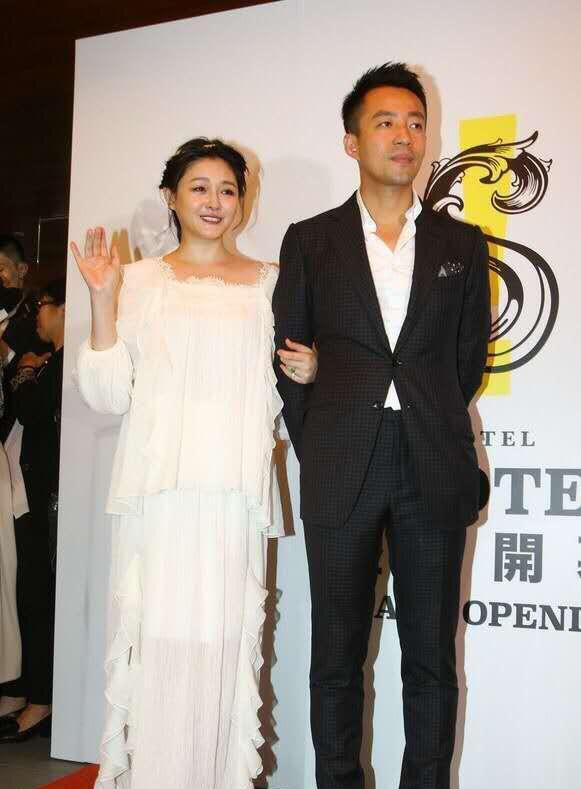 裙装■大S这是穿了个啥，白布裙“拧”个结凹造型，发型“增高”真抢眼