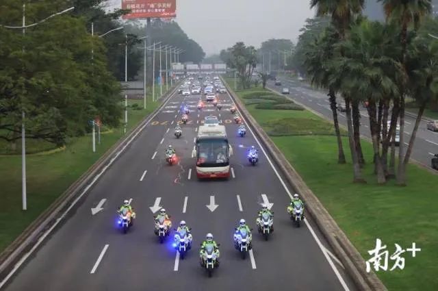 [黄冈]私家车自发鸣笛、市民摇旗迎接…英雄归来，请收下我们的敬意