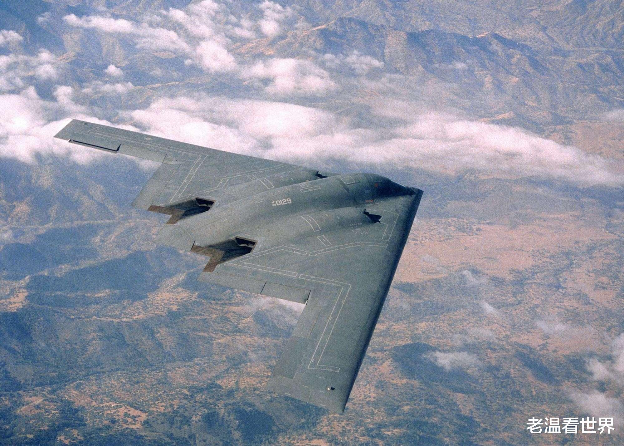 「b-2轰炸机」间谍卫星拍到铁证，全球头号隐轰藏不住了！美：领先B-2三十年