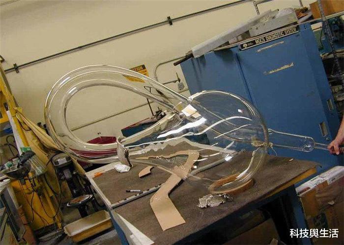 「克莱因瓶」科学家费劲心力打造克莱因瓶,为何依旧未果?维度或是关键!