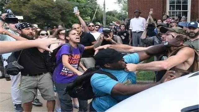 「美国」美爆发大规模暴乱，警方接令铁腕镇暴，这就是美国所谓的自由？