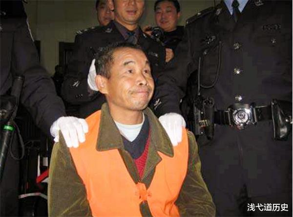 |“祖先墓碑”被当踏板，他一怒之下新添13缕亡魂，行刑前笑称：不后悔