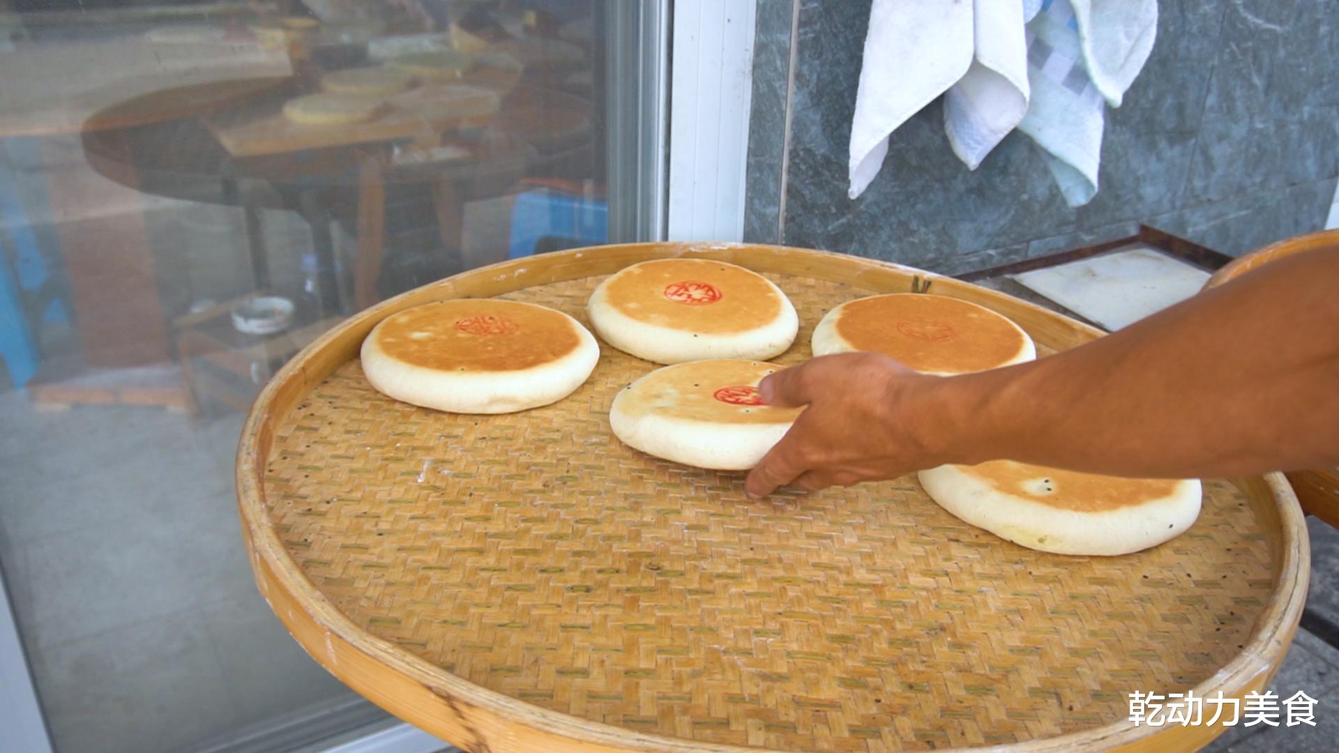 月饼|78岁大爷教你做古法月饼，1个2斤重卖50元，1天400个供不应求