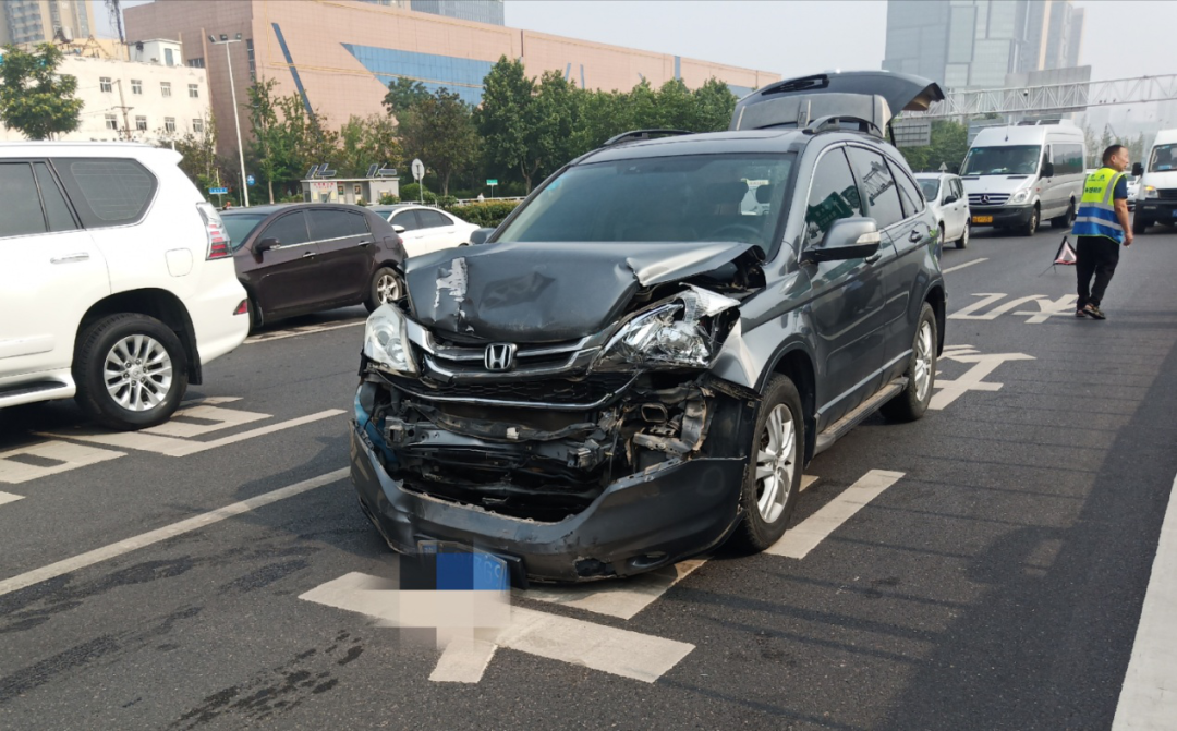 ＂原＂河南交通广播|今晨突发！郑州一事故车流出黄色液体，浓浓的腥味！原来是...