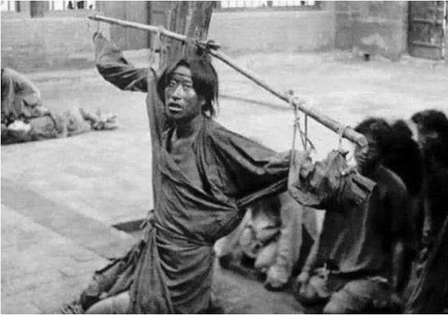 老照片@晚清老照片：八国联军街头搂少女，酷刑之下无人能坚持3小时