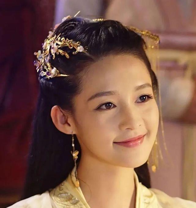 李沁|演女主剧不火,演女配剧火人不火,演技碾压一片小花却命里缺红?