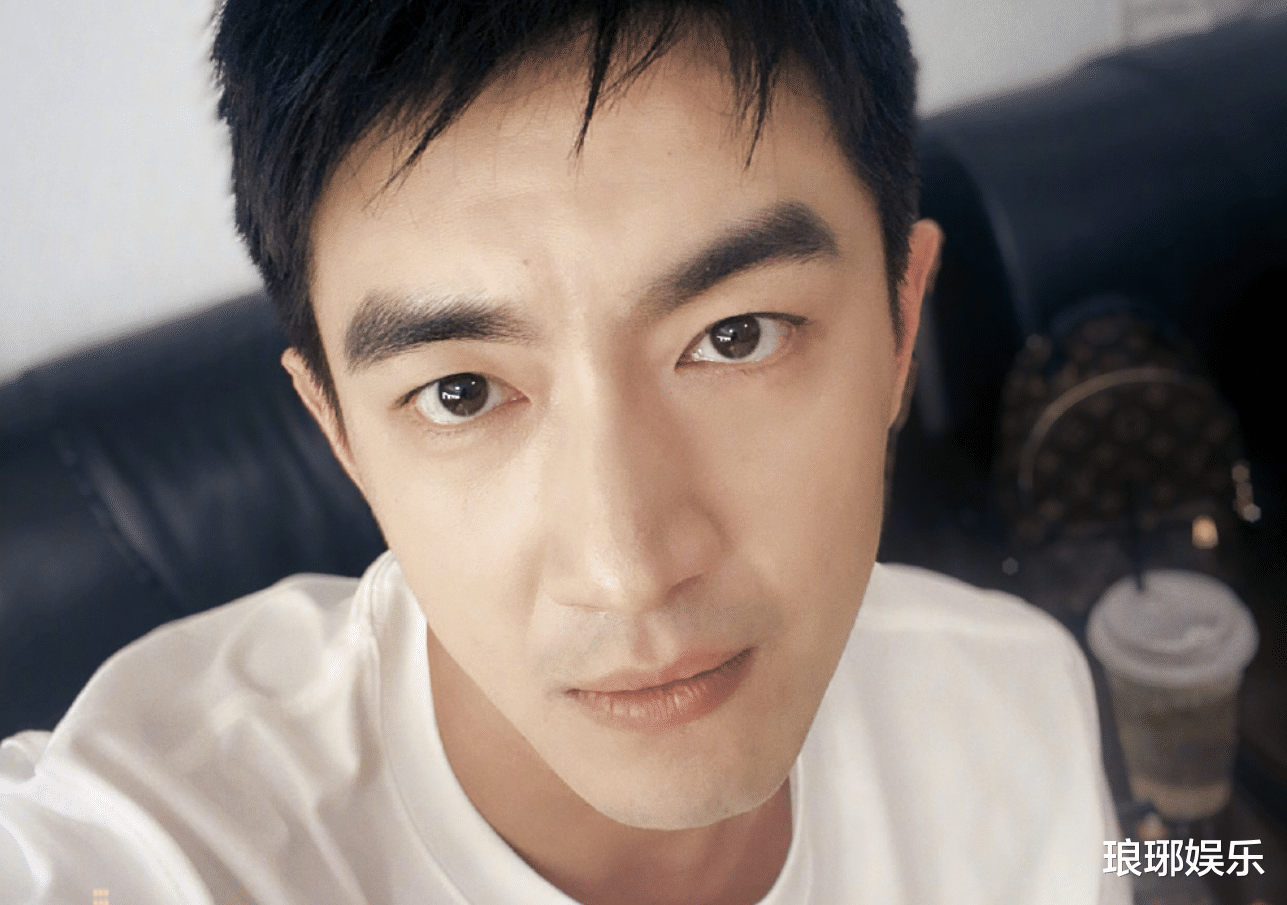 林更新|林更新拍戏被偶遇,路人随手一拍曝光生图,32岁的状态是认真的吗