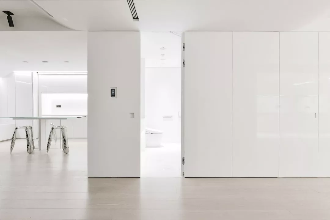 洁癖小哥的200㎡独居豪宅：智能控制家里一切，连狗都是电子的