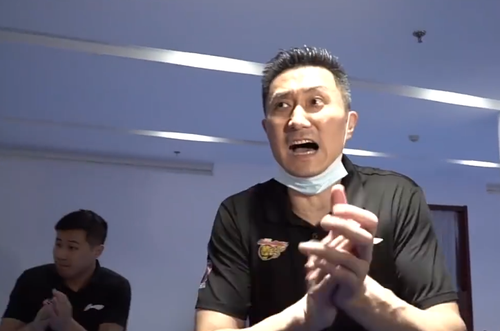 轿车|真皮!杜锋赛后摸球霸脸蛋,打断朱总打电话,演讲:准备更难的挑战!