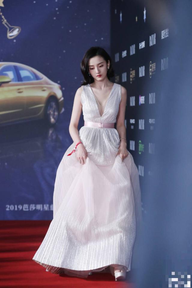 礼服@宋祖儿的头发又短了!纱裙袖子只穿一边,别上珍珠发卡好有名媛范