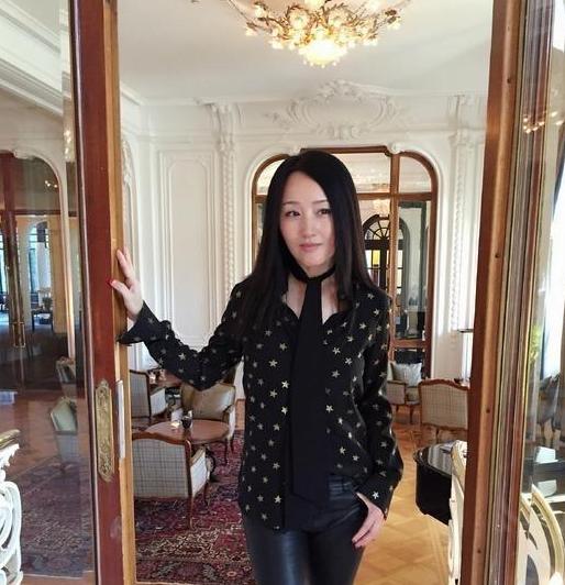 「」杨钰莹晒出自己的豪宅，地面瓷砖都是黑白拼接，这装修像个歌舞厅