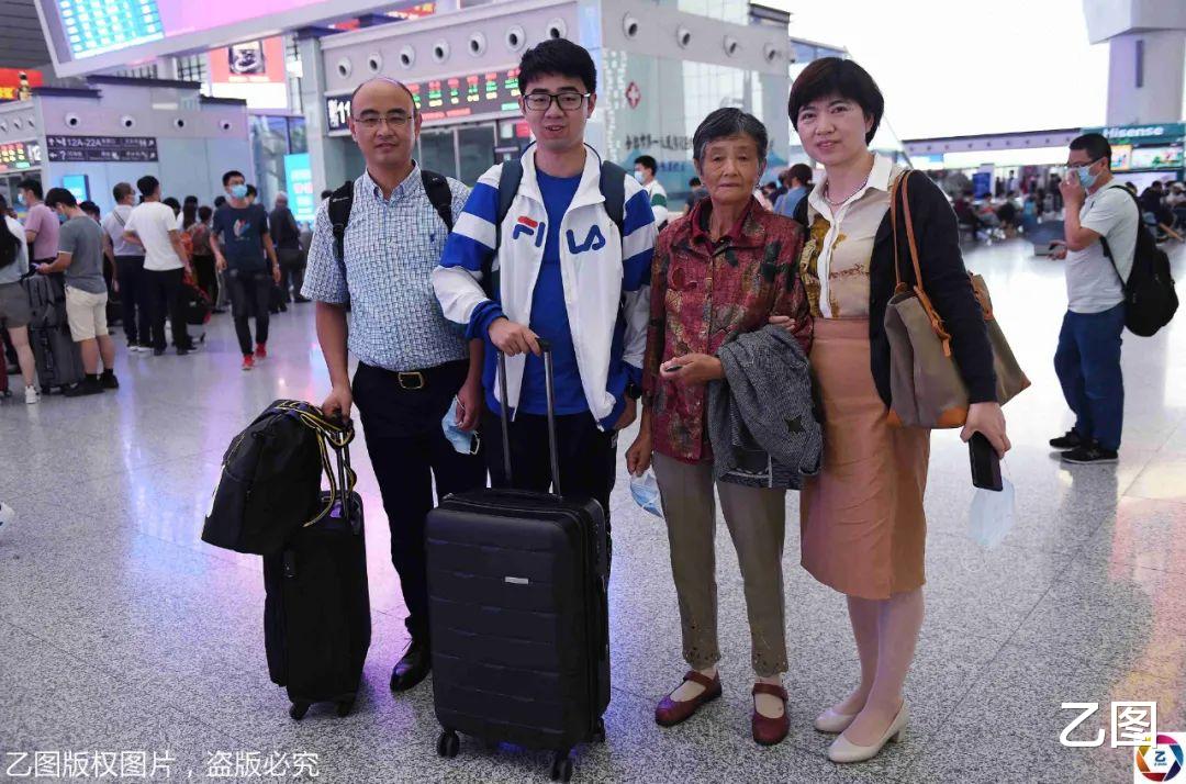 乙图|援鄂护士送儿子到武汉报到，被鲜花和记者包围，儿子被阵势吓懵了