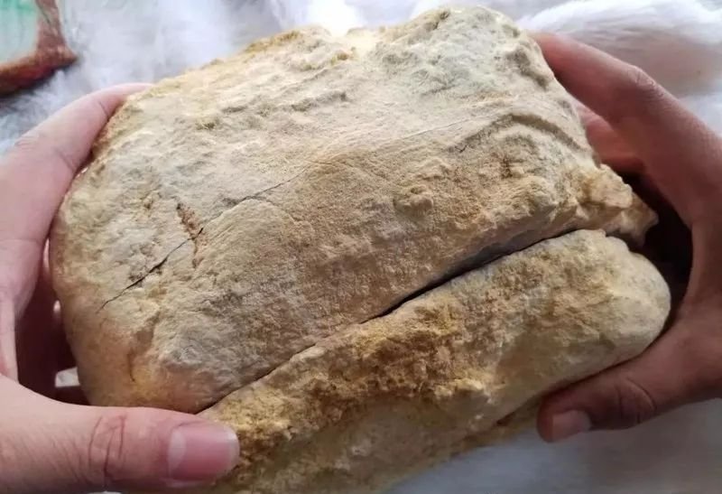『翡翠』两位打工妹5000买下的翡翠料子，切开后 ， 脚踏车变跑车