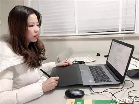 『摄像头』老师网课后忘关摄像头同学们瞬间沸腾，网友：又“翻车”了吧