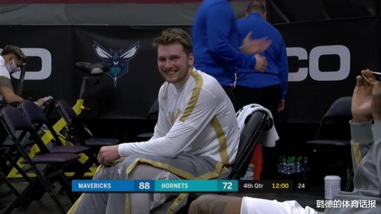 黄蜂队|34+13+9,年纪轻轻就养生?空篮不扣,队友拇指朝下鄙视他