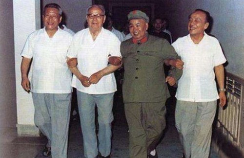 「王近山」王近山将军去世，领导看到悼词，添一句改一句，军委立即补发任命