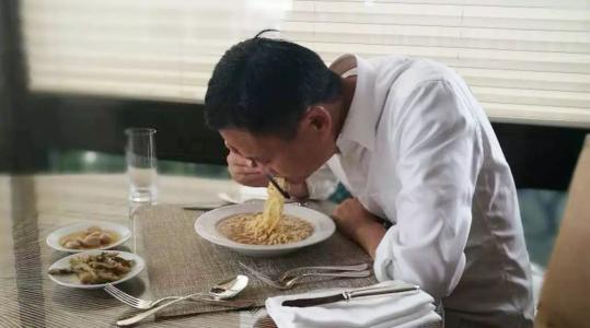 「阿里巴巴」马云吃饭没钱被人买单？还留下一张小纸条，弄得首富当年哭笑不得！