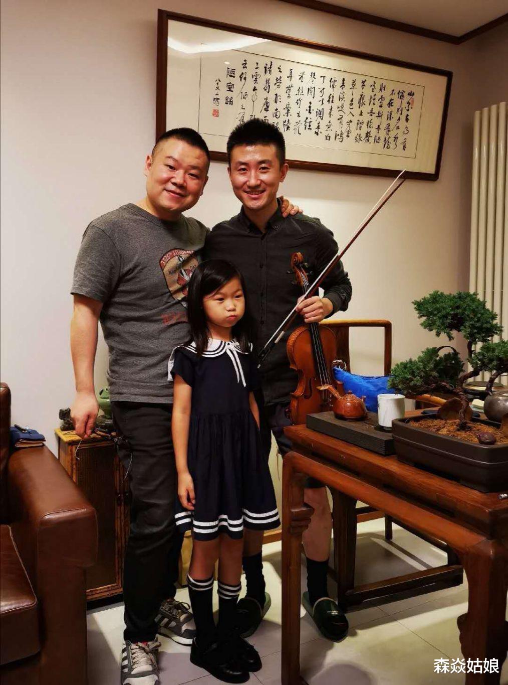 「岳云鹏」岳云鹏老婆晒两人逗趣日常,岳云鹏委屈巴巴,郑敏教育女儿点子多