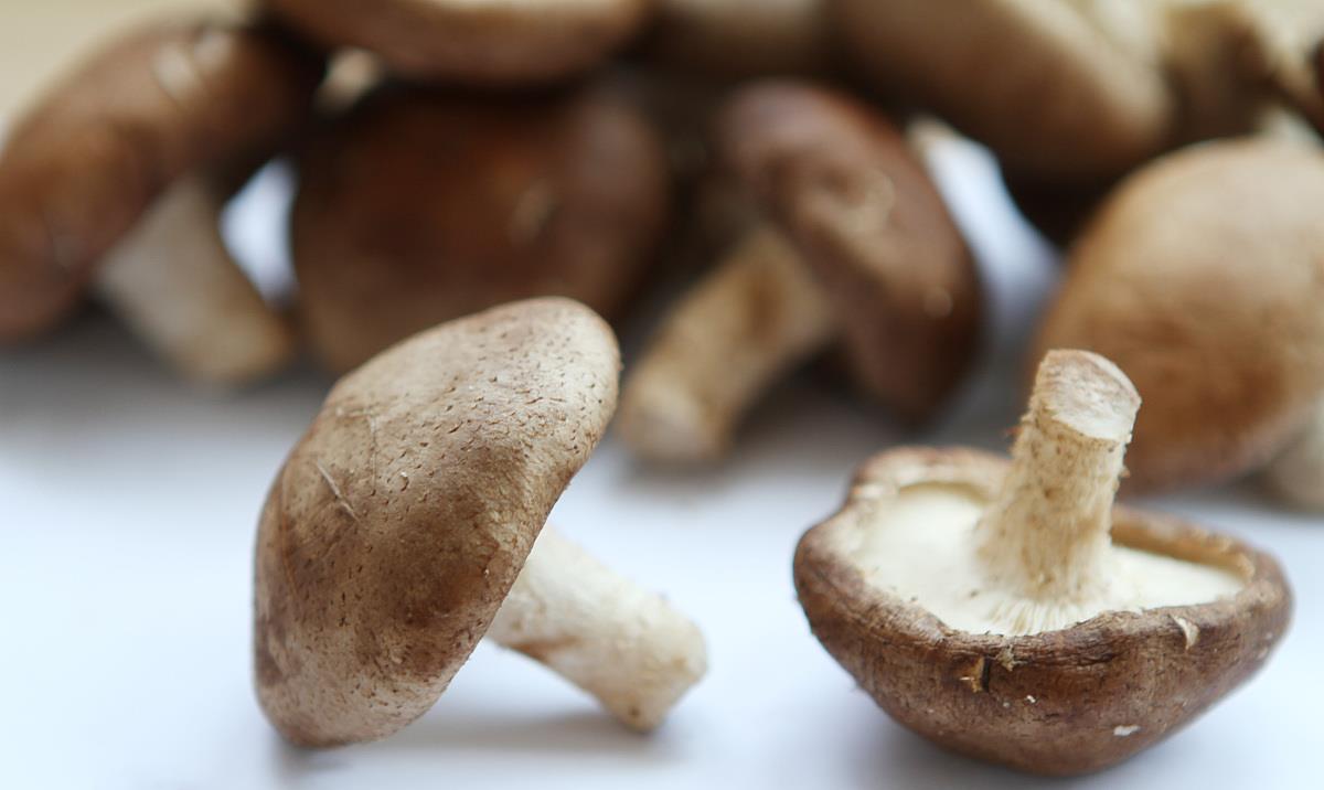 [糖尿病]再三强调：尿酸高的人，不喝3水，不碰2物，痛风也许打“退堂鼓”