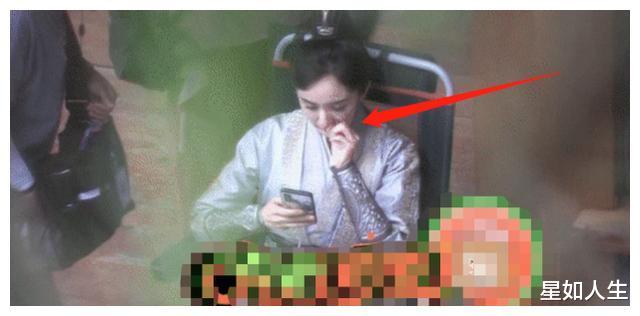 杨幂|娱记曝杨幂常挖鼻子原因：曾切过几次鼻小柱，鼻子时常有异物感？
