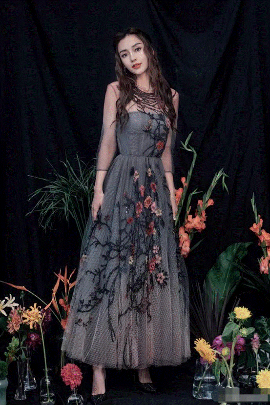 卷发|杨颖又有出圈神图了，金色长卷发配水手服，这回眸看得人好心动