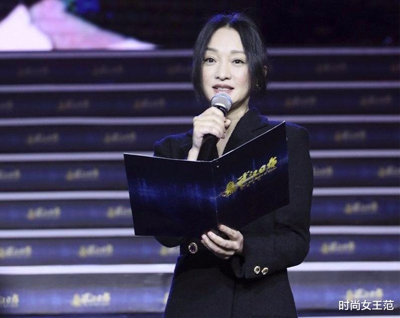 双下巴|周迅双下巴这么厚，皮肤下垂松弛，穿的再知性也是老了！