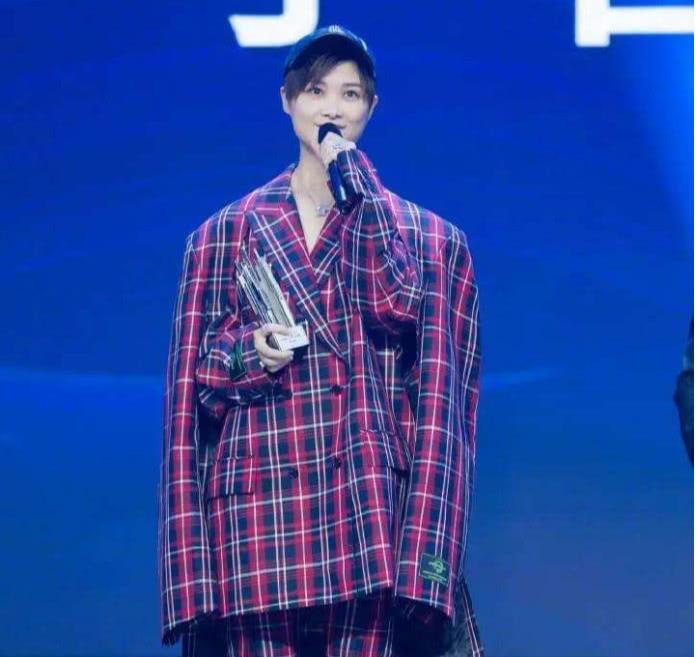 超女@她曾是乐坛最红超女,现在穷到没经纪人没新专辑,网友:比我还惨