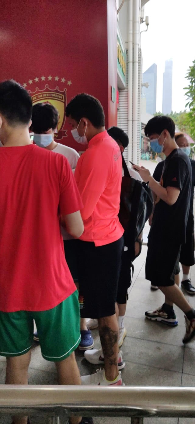 [广州恒大]吃“最贵罚单”之人独造两球，恒大2比1击败富力拿下雨中德比