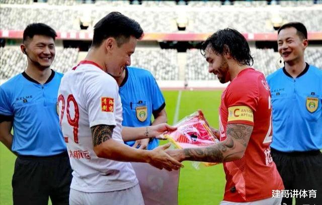 『广州恒大』恒大新队长横空出世！两方队长握手照：郜林成最开心的一位