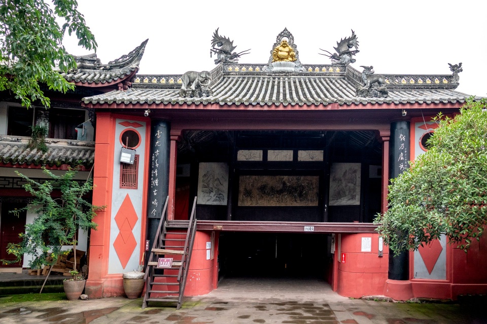 古镇|距成都40公里的古镇：一道街上三寺庙，庙内榕树还包裹着一小寺庙