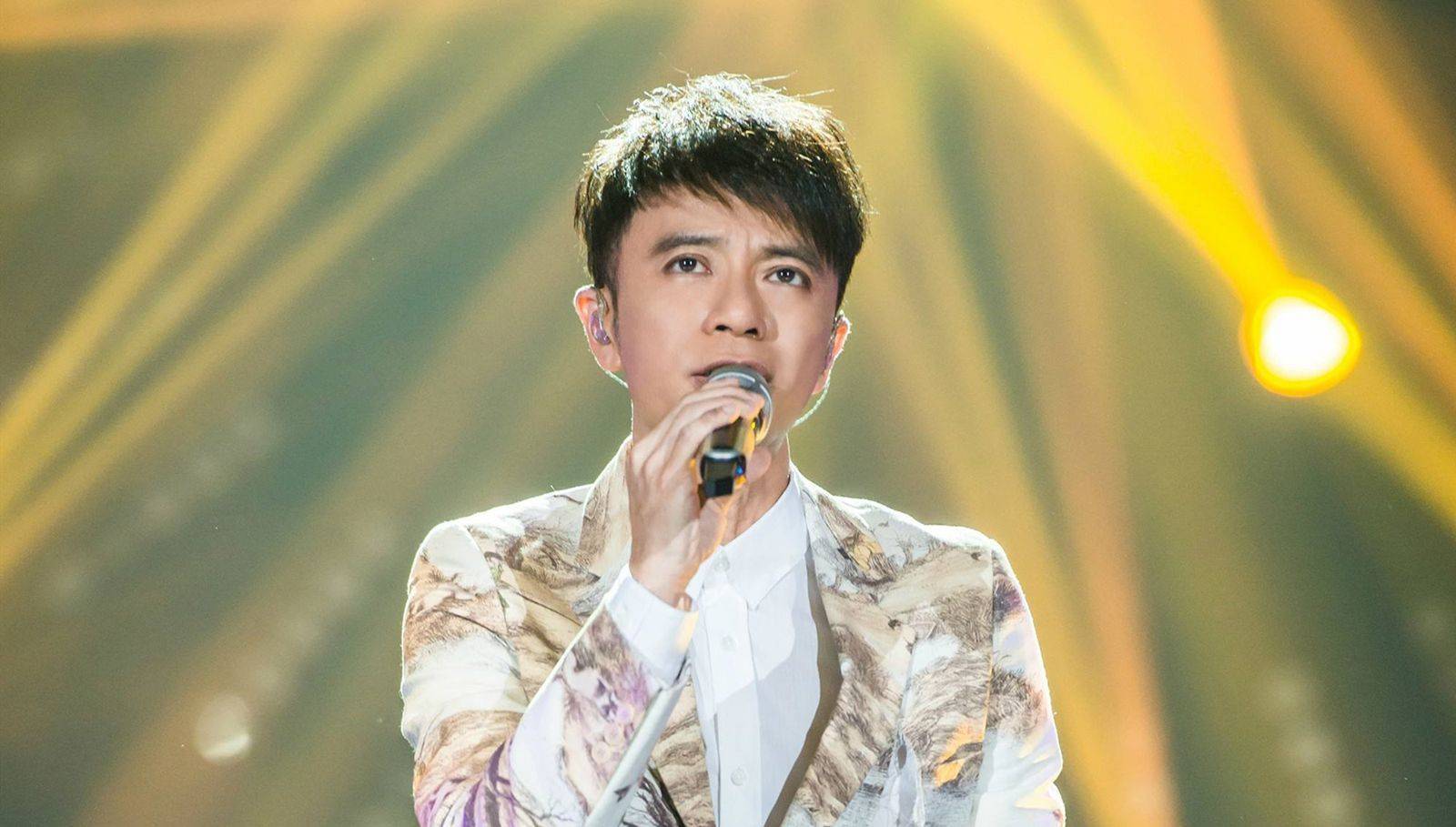 [四大天王]他是郭富城最害怕的人, 差点把他挤出四大天王, 52岁依旧很火