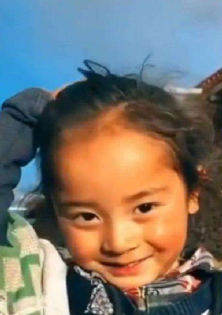 『迪丽热巴』幼儿园版迪丽热巴火了后，又来了幼儿园版杨超越，舞蹈功底还很强