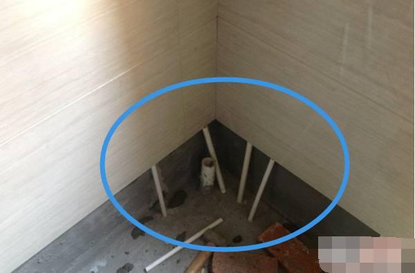 @邻居卫生间瓷砖留空一排，开始我还笑他，问完后悔知道迟了