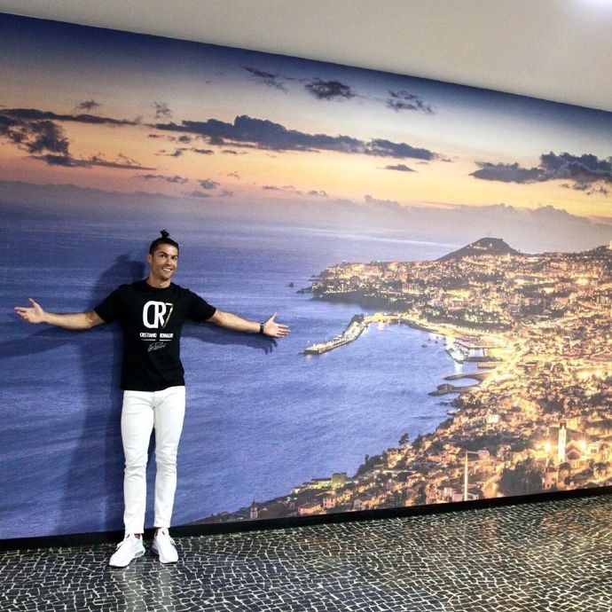 「C罗」小女儿骑坐C罗身上,迷你罗趴爸爸肚子秀大长腿 祖孙三代同堂催泪