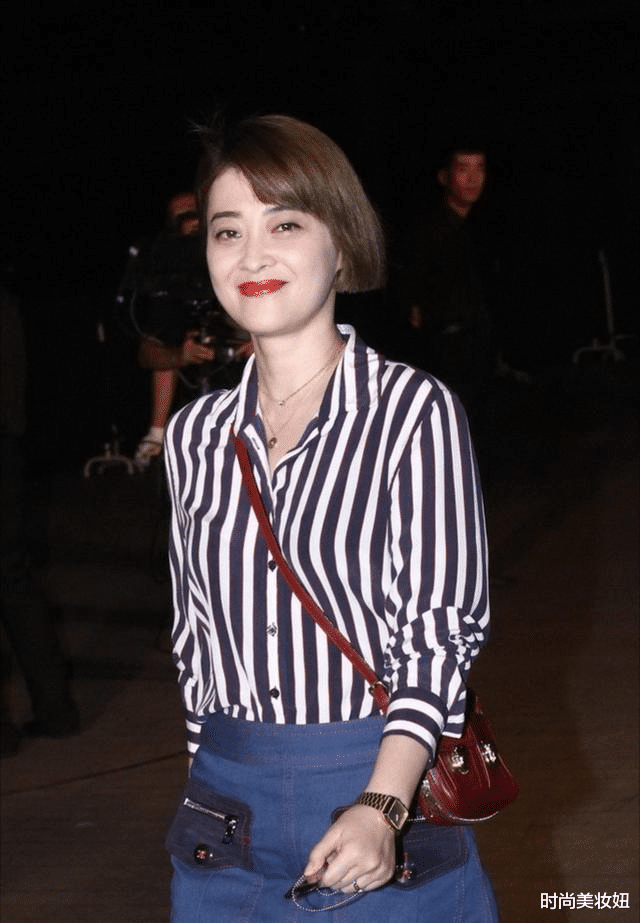 衬衫：梅婷剪了短发更年轻了，穿条纹衬衫配牛仔半裙，说30岁我都信