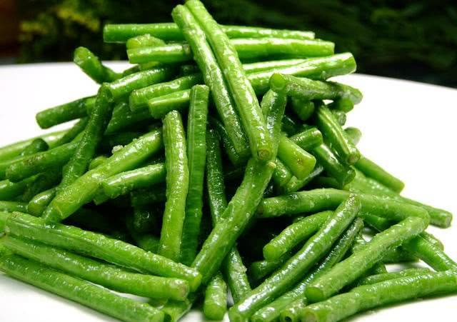 #瓜子#炒豆角时，先放油就错了！大厨教你这样做，豆角翠绿鲜香更入味