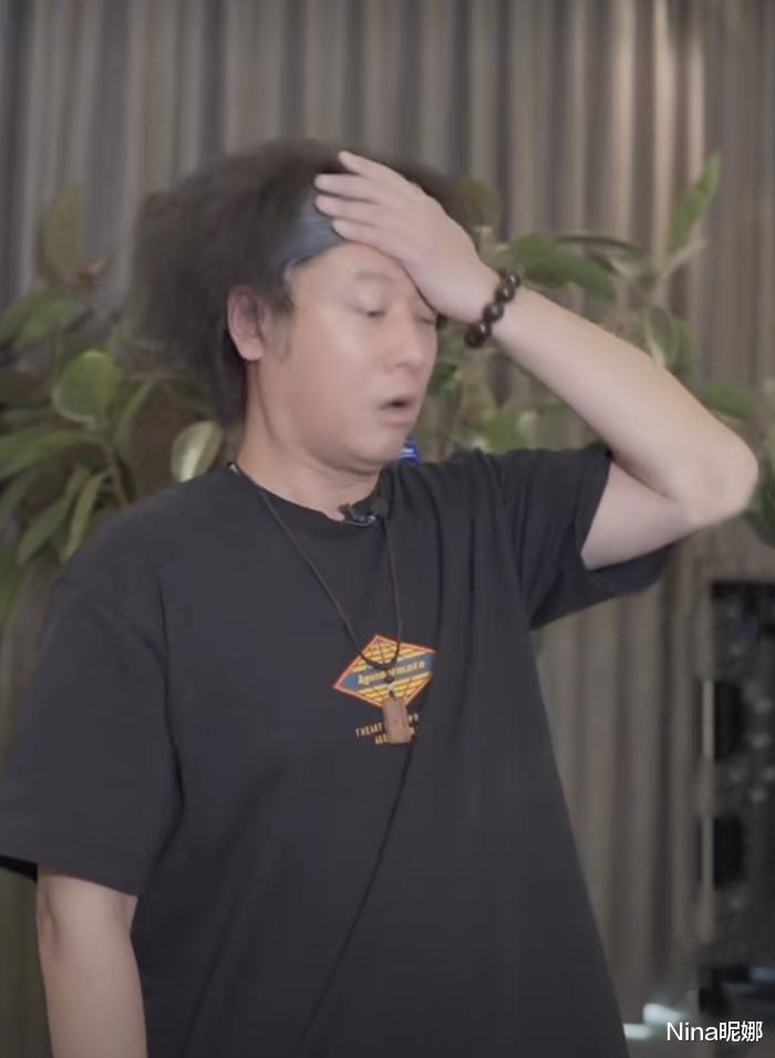 t恤■41岁任重胖到失控，T恤短裤138斤穿成200斤，爆炸头配发带好油腻