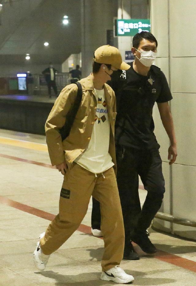 鹿晗@鹿晗首期公演录制结束，匆忙返回家陪妈妈过母亲节，戴情侣款戒指秀恩爱