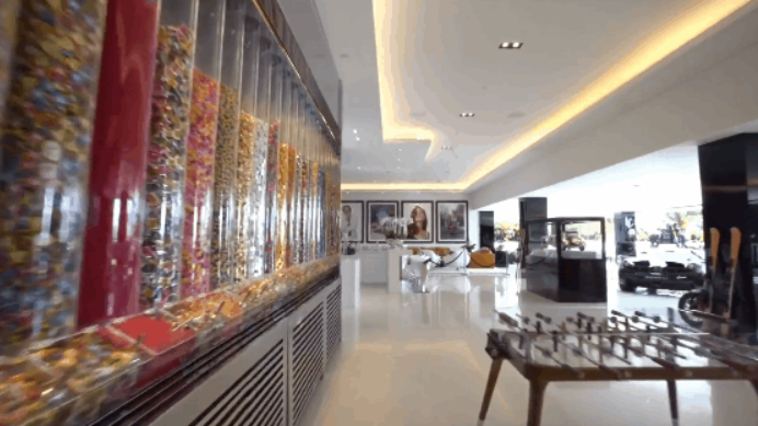 #香槟#买房就送法拉利和布加迪，价值17亿的房子里，LV都只是装饰