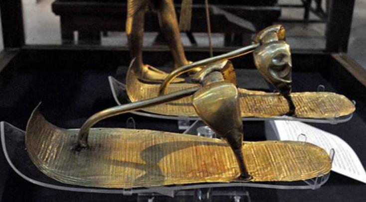 「」埃及最逆天的2件文物，一件是“黄金人字拖”，一件非地球之物