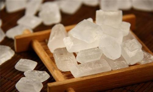 ▲冰糖里吃出“白线”，很多人都嫌脏，网友：是商家故意放的！