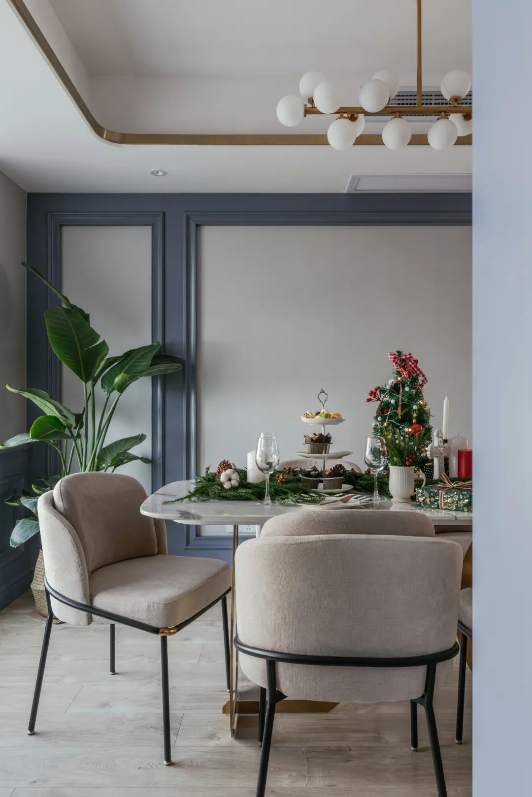 []132㎡美式轻奢，墙面蓝色造型，吊顶金属线框，营造出安静华丽