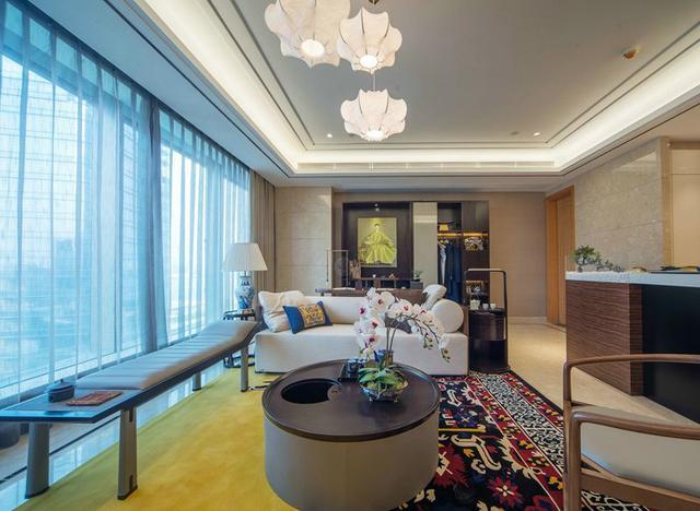 |石膏线已不适合如今装修，用这种墙面更美观大方，价格还相当便宜