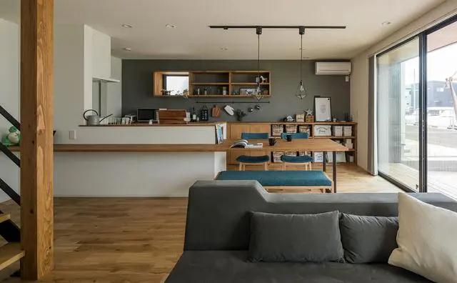 []108平复式楼造了2间厕所，玄关挖空一半，鞋子全挂墙上！