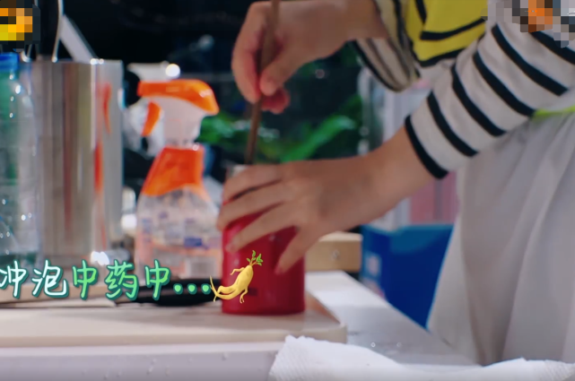 赵丽颖|赵丽颖录真人秀随身带保温杯冲泡中药，谁注意她咋喝的？一看就是经常喝的