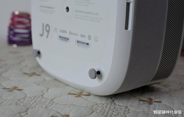 投影仪|白天也能吃鸡看大片，效果媲美万元激光电视，坚果J9投影仪体验